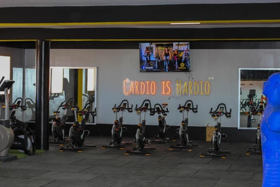Restez en forme pendant votre séjour : découvrez notre salle de sport moderne